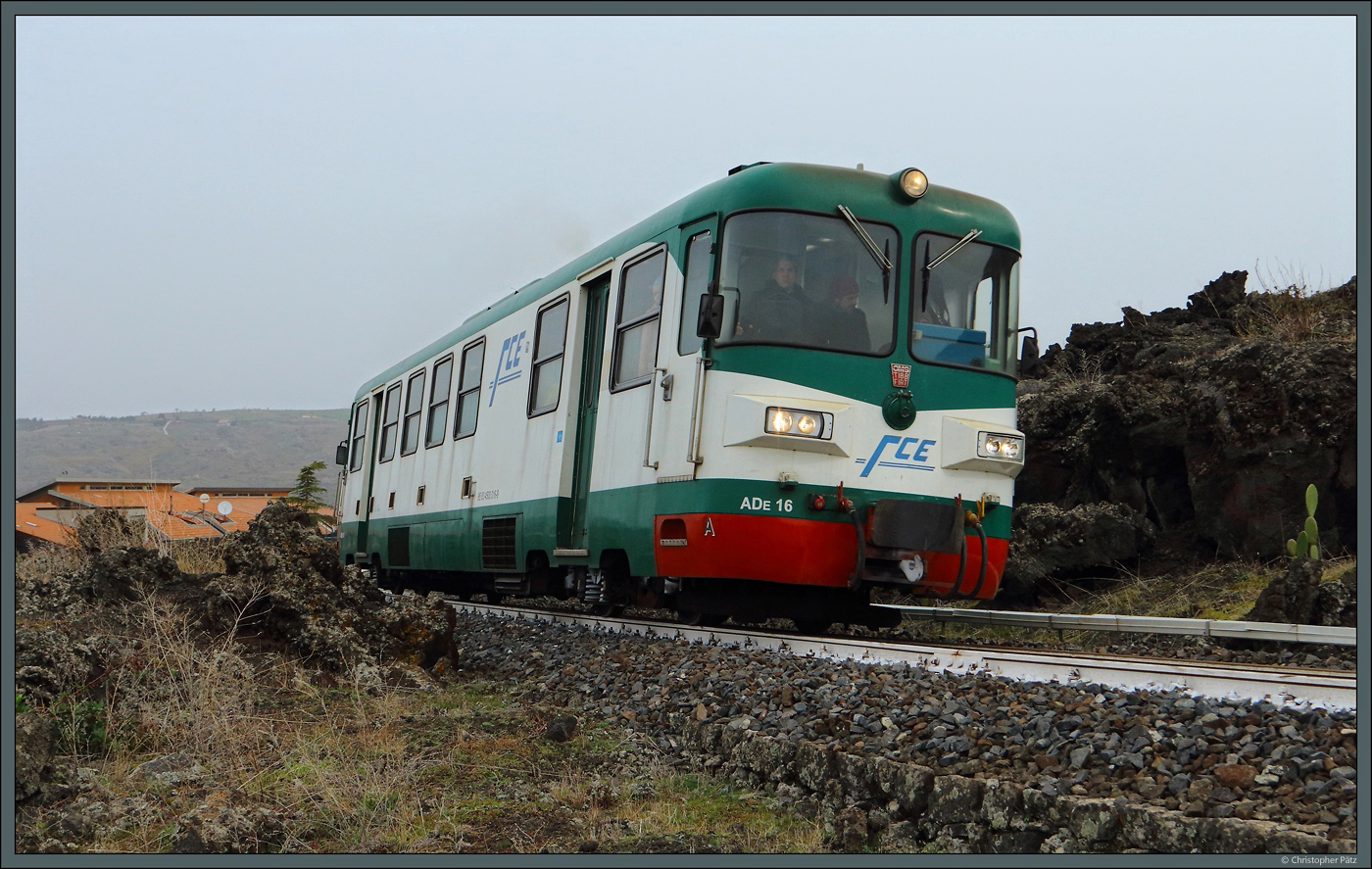 Die FCE führt in zwei 180°-Bögen durch Bronte. Ein kurzer Sprint den Berg hinauf ermöglichte daher am 27.02.2024 noch eine zweite Aufnahme des ADe 16. Hier beginnen bereits die kargen Lavafelder des Ätnas.
