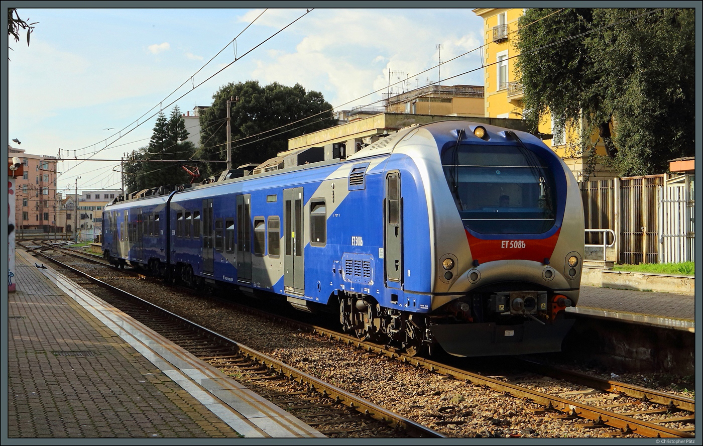 Die Ferrovia Cumana verkehrt als Vorortbahn zwischen Neapel Montesanto und Torregaveta. ET508 der EAV hält am 20.02.2024 im Bahnhof Bagnoli.