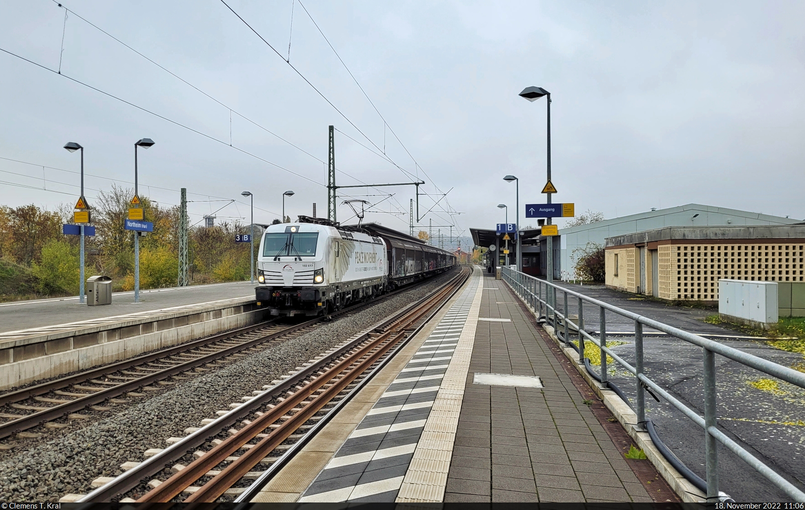 Die Friedenstaube 193 617-8 (Siemens Vectron) flattert mit Schiebewandwagen durch den Bahnhof Northeim(Han) auf Gleis 2 Richtung Göttingen.

🧰 Siemens Mobility GmbH, vermietet an die TX Logistik AG (TXL)
🕓 18.11.2022 | 11:06 Uhr