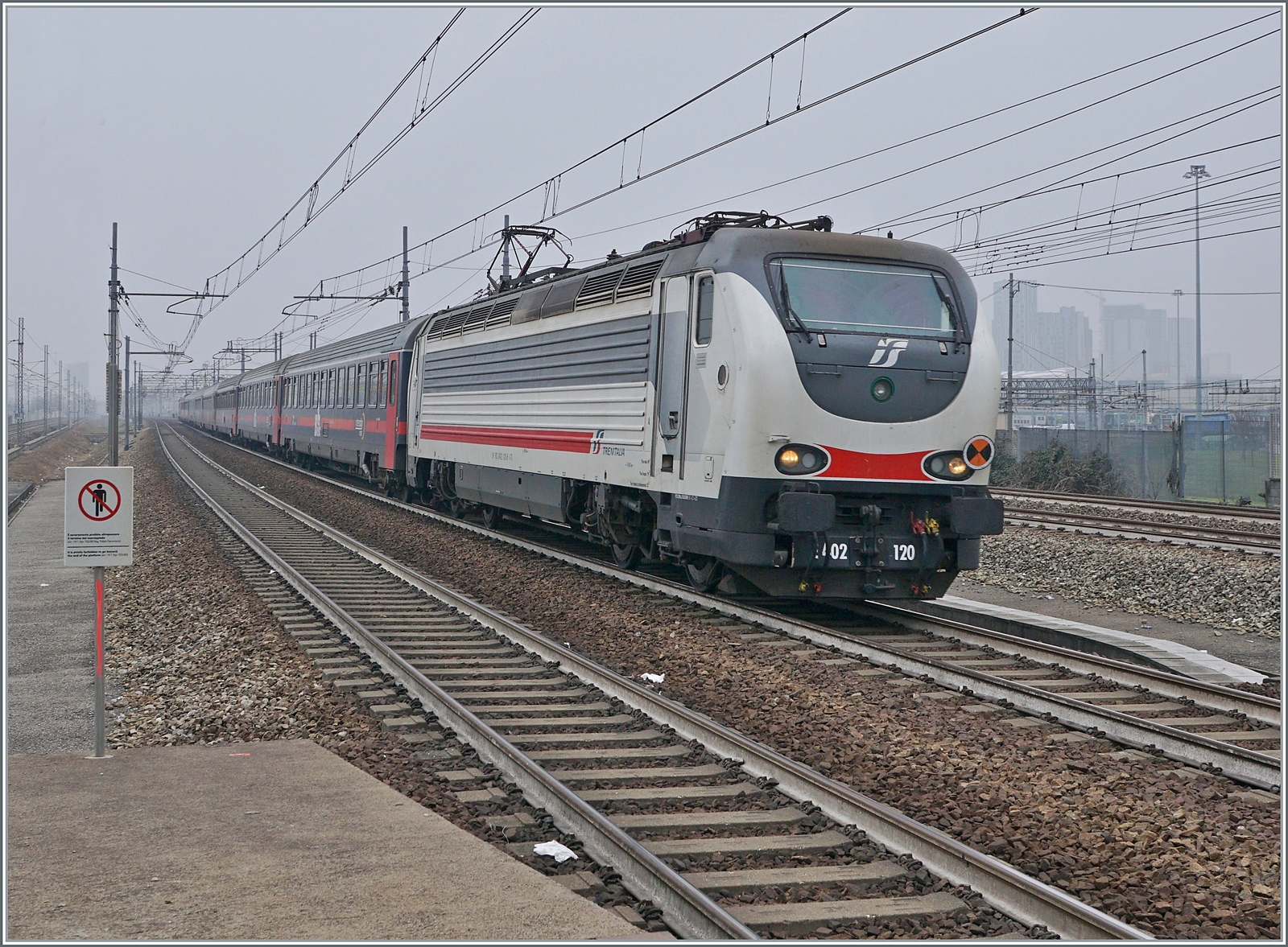 Die FS Trenitala E 402 120 und am Schluss des Zuges die 402 127 sind mit dem Treno di notte ICN 798 von Salerno nach Torino unterwegs. Der Zug erreicht den Bahnhof Rho Fiera Milano, wo der Zug ohne Halt durchfährt.

24. Februar 2023