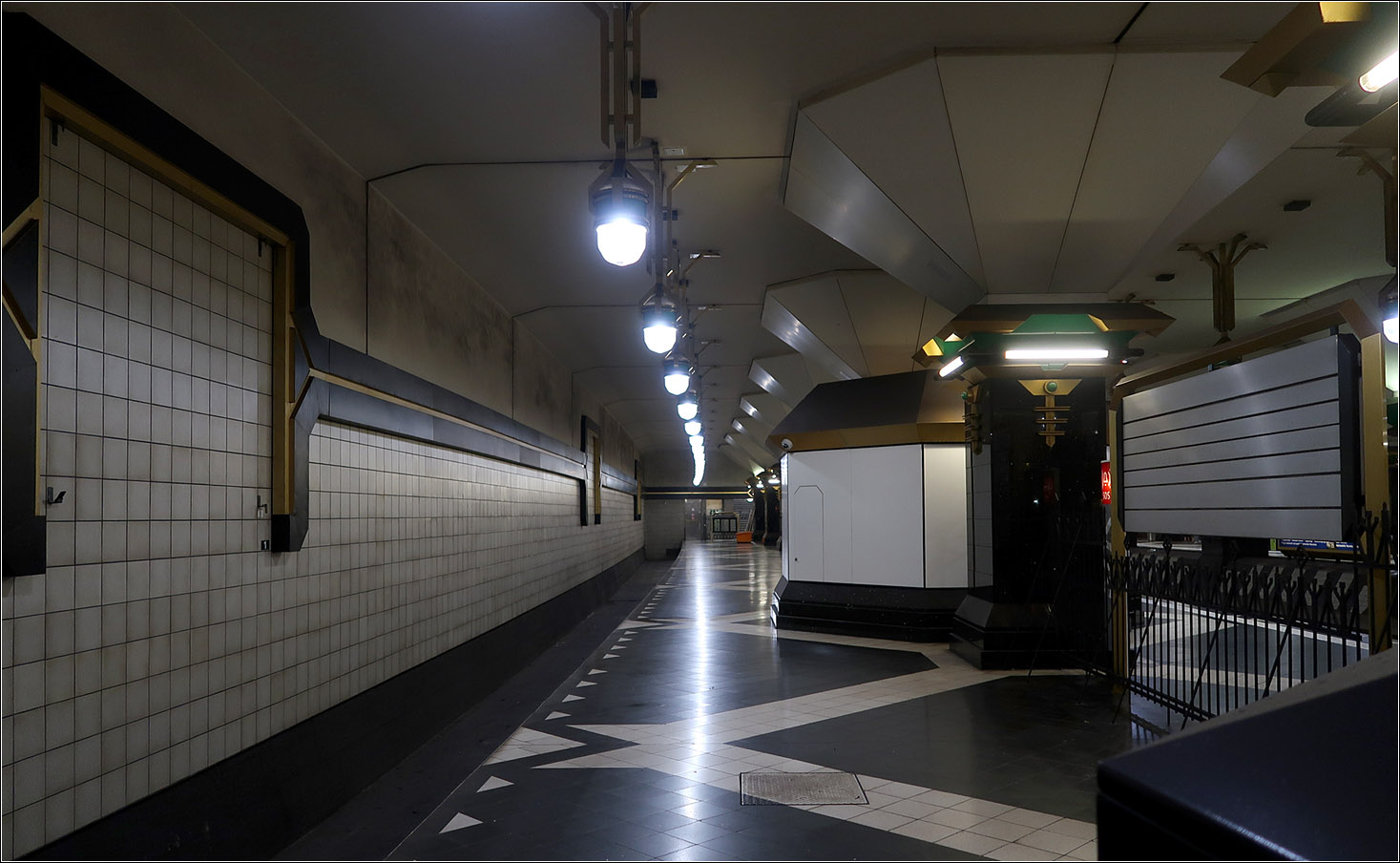 Die Geheimnisse der Berliner U-Bahn -

Blick in den ungenutzten Gleistrog für eine mögliche Verlängerung der U2 auf der Westseite des U-Bahnhofes. Die U2 würde auf den Außengleisen des viergleisigen Bahnhofes verkehren. Interessant ist dabei, dass sie im Linksverkehr fahren würde um einen direkten Umstieg in die Gegenrichtung der U7 zu ermöglichen. Vor und nach der Station würden dazu unterirdische Überwerfungsbauwerke die Eigenkreuzung der U2 ermöglichen. 

Die (noch) ungenutzten Bahnsteigbereich sind durch ein Zaun von den U7-Bereichen abgetrennt. Hier ein Blick durch diesen Zaun.

14.07.2023 (M)