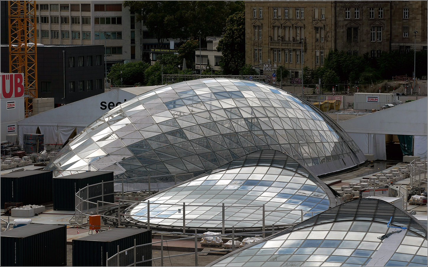 Die Gitterschale -

... am zukünftigen Nordeingang des Stuttgart Hauptbahnhof bei Gegenlicht von der Terrasse des Info-Zentrums aus gesehen. Davor zwei der Lichtaugen.

31.08.2025 (M)