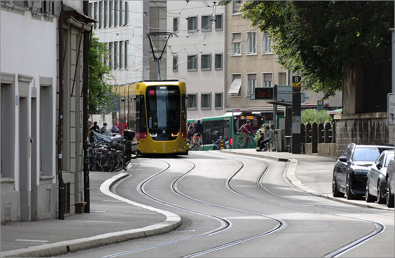Die Gleise folgen in Schlangenlinien dem Straßenverlauf - 

in der St. Johannes Vorstadt in Basel. BLT Stadler Tina 4211 nach St. Louis Grenze befindet sich an der Haltestelle Universitätsspital.

17.09.2025 (M)