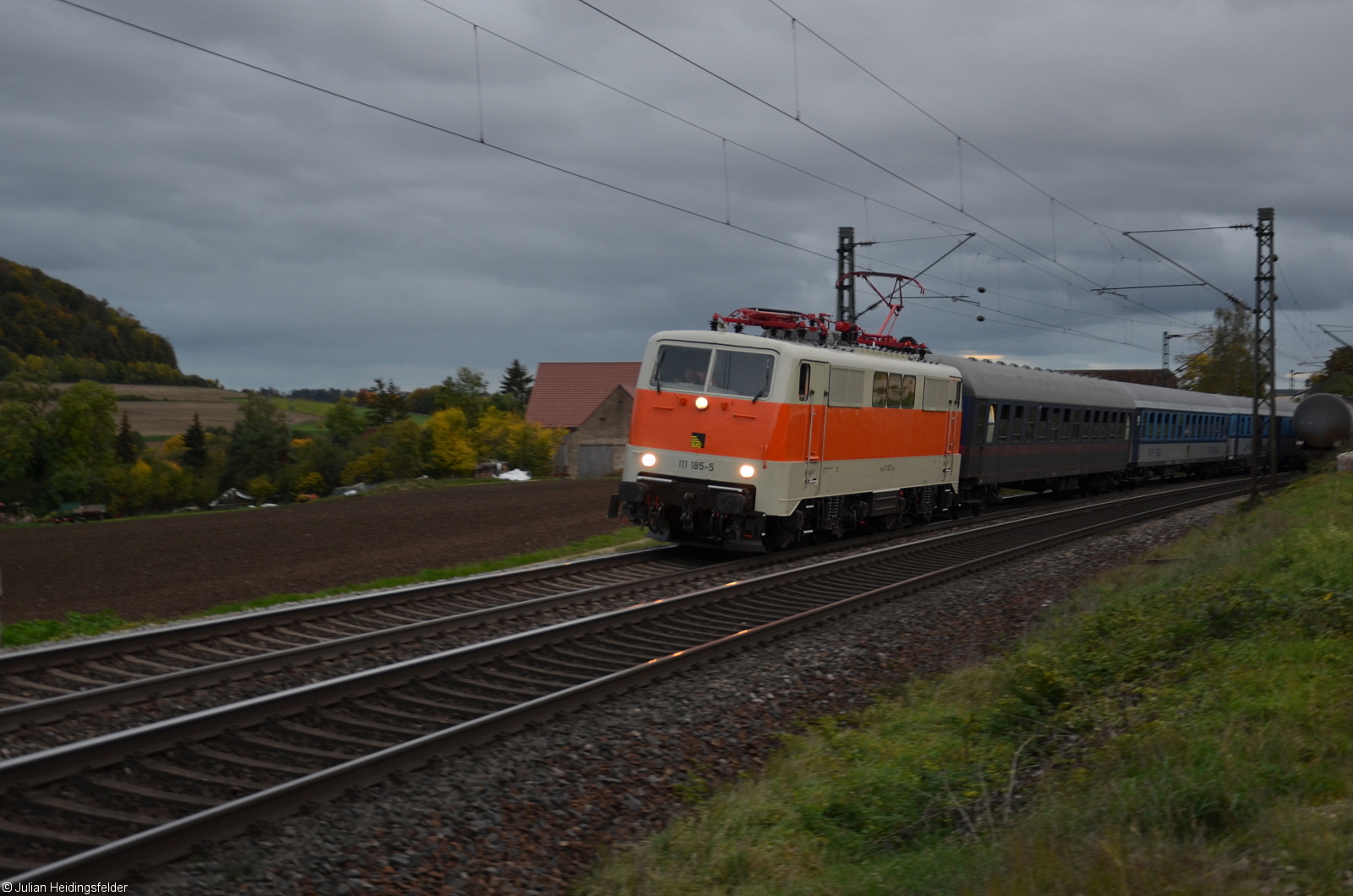 Die große Überraschung für mich war ja das SVG 111 185-5 mit ihrem Partyzug dann in meine Richtung gefahren ist. So konnte ich noch eine Nahaufnahme dieser schönen Lok machen. 15.10.2022