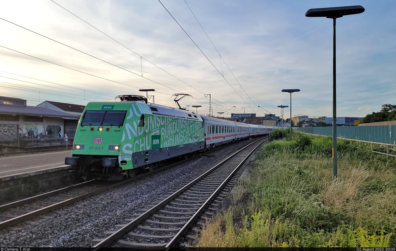 Die grüne DEVK 101 005-7 rollt verspätet nach Stuttgart hinein – hier im Bahnhof Stuttgart-Zuffenhausen.

🧰 DB Fernverkehr
🚝 IC 2297 (Linie 62) Frankfurt(Main)Hbf–München Hbf [+10]
🕓 2.8.2022 | 20:00 Uhr