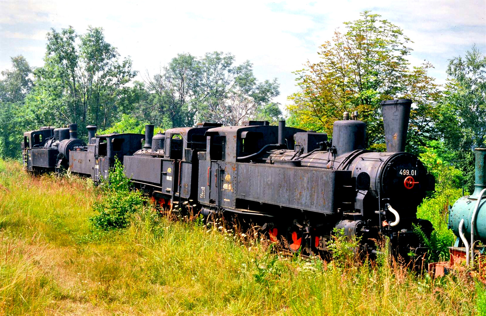 Die Gurktalbahn hatte 1986 einen riesigen Vorrat an Dampflokomotiven, welche dringend der Restaurierung bedurften. Vorn findet sich die Dampflok 499.01 , welche zuvor bei der ÖBB gelaufen war. Datum: 26.07.1986