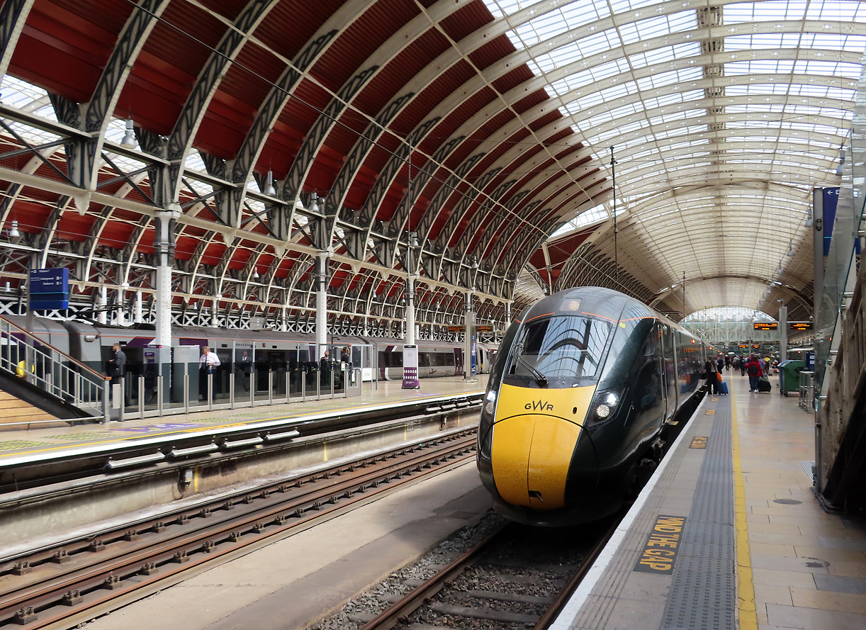 Die GWR steht im wunderschönen Bahnhof London Paddington bereit für die Abfahrt. London Paddington, 18.5.2022