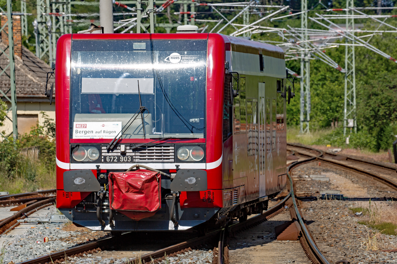 Die Hanseatische-Eisenbahn als Fähren-Zubringer auf Rügen ausfahrend in Bergen nach Mukran. - 17.06.2023
