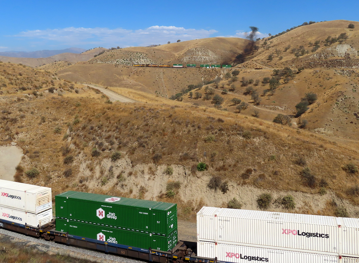 Die hinteren Wagen des Containerzuges (im Vordergrund) verlassen soeben Tunnel 3, die Loks und die ersten Wagen haben bereits Tunnel 5 durchfahren. Diese Gegend zwischen Caliente und Bealville bietet wirklich mehrere, sehr gute Fotostellen und diese sind erst noch mit dem Auto leicht erreichbar. Bealville, CA, 28.9.2022