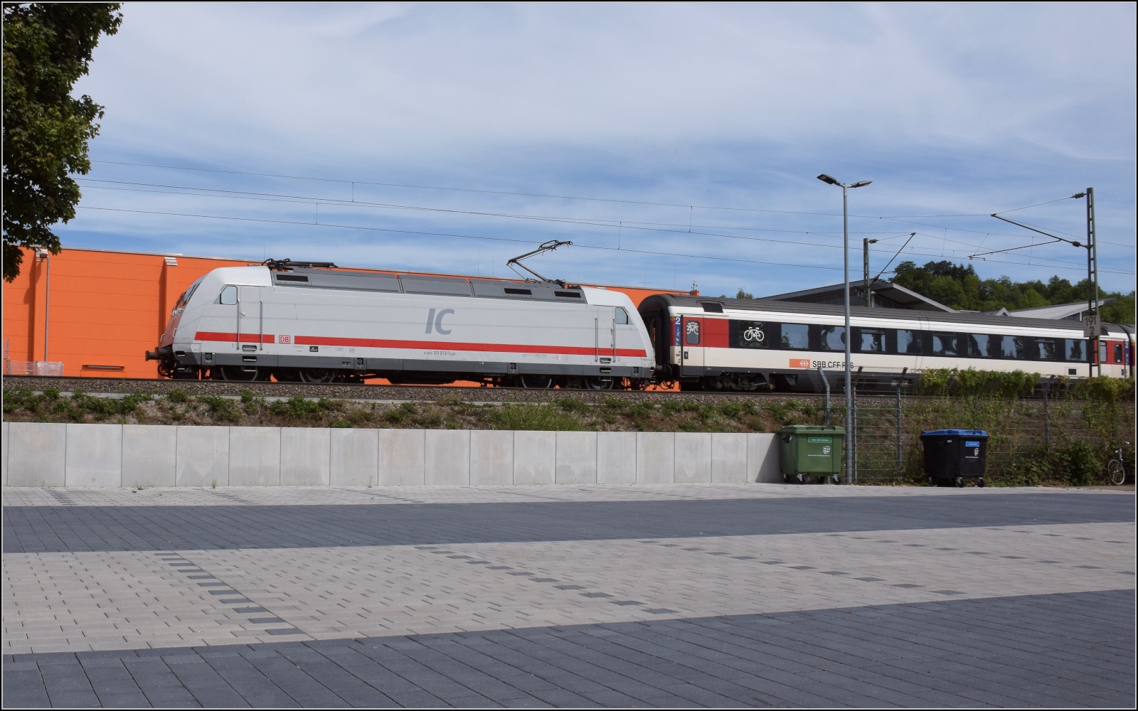 Die in IC-Design lackierte 101 013 nordwärts mit SBB-Eurocitywagen. Emmendingen, September 2022.