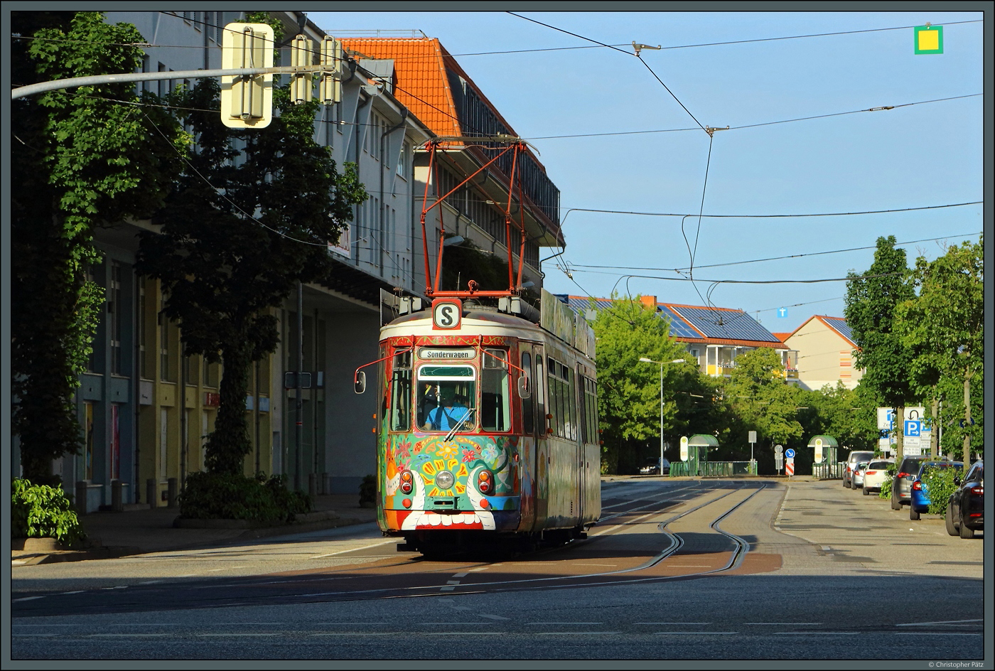 Die Kinderstraenbahn Tw 166 rollt am 03.06.2023 als Sonderfahrt zum Straenbahnjubilum durch Halberstadt. Hier erreicht der GT4 den Holzmarkt.
