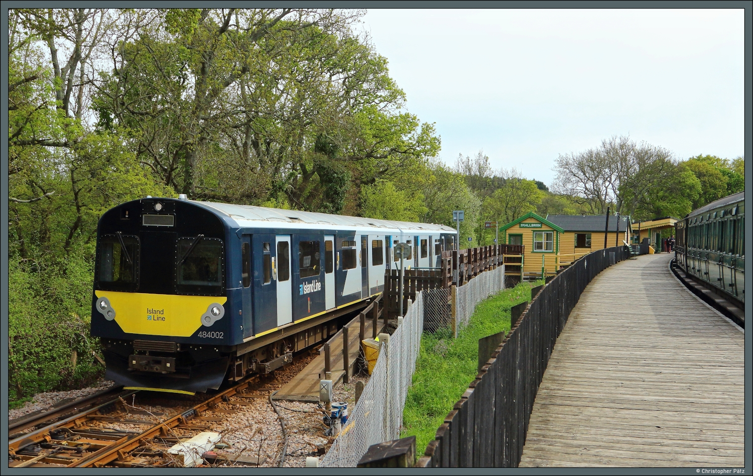 Die kleine Station Smallbrook dient dem Umstieg zwischen der Strecke Ryde - Shanklin und der Museumsbahn nach Wooton. Sie wird nur an Fahrtagen der Museumsbahn bedient. Am 26.04.2026 f�hrt 484002 der Island Linie nach Ryde aus, w�hrend rechts der Museumszug der Isle of Wight Steam Railway bereit steht.