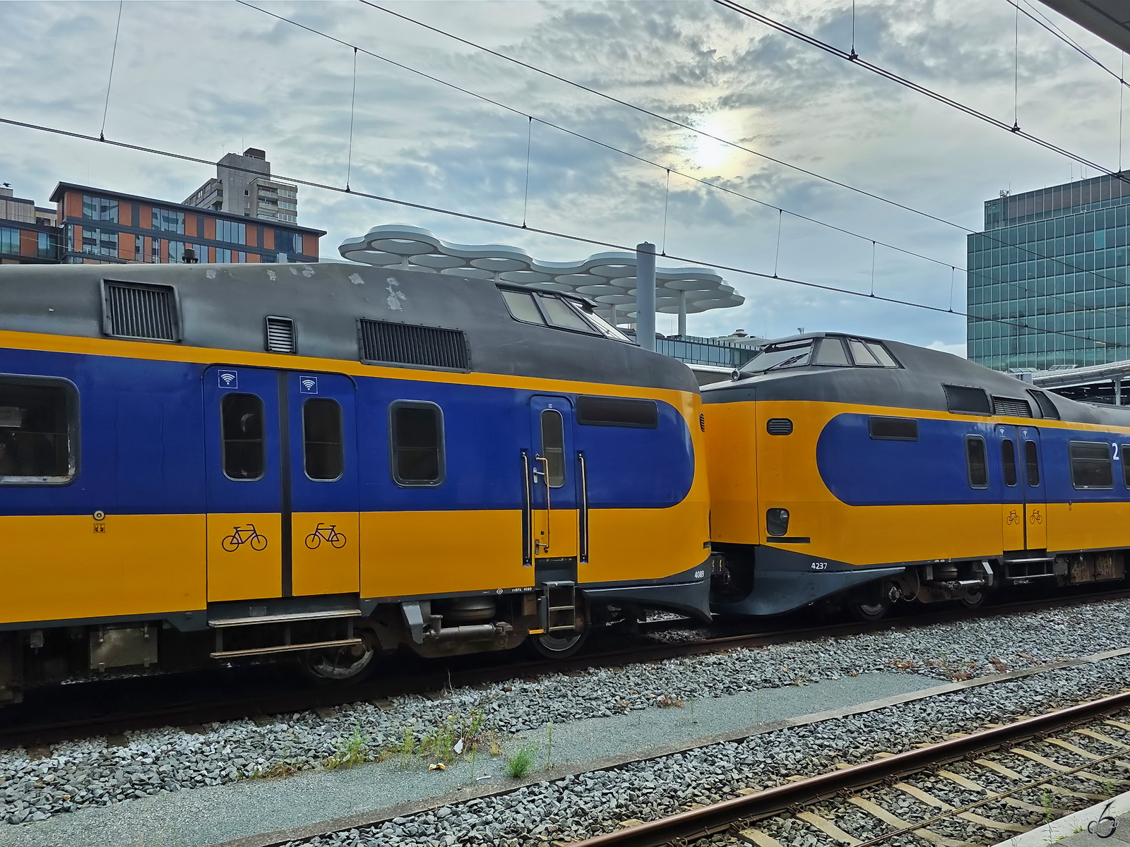 Die K�pfe der beiden aneinandergekoppelten Triebz�ge 4237 & 4089 sind hier Anfang September 2026 beim Halt am Hauptbahnhof in Utrecht zu sehen.
