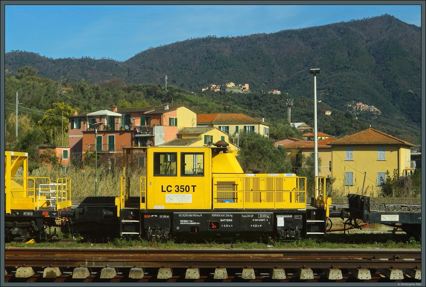 Die LC 350 T 2700 77-2 des Bauunternehmens Notari S.R.L. steht am 18.02.2024 im Bahnhof Levanto.