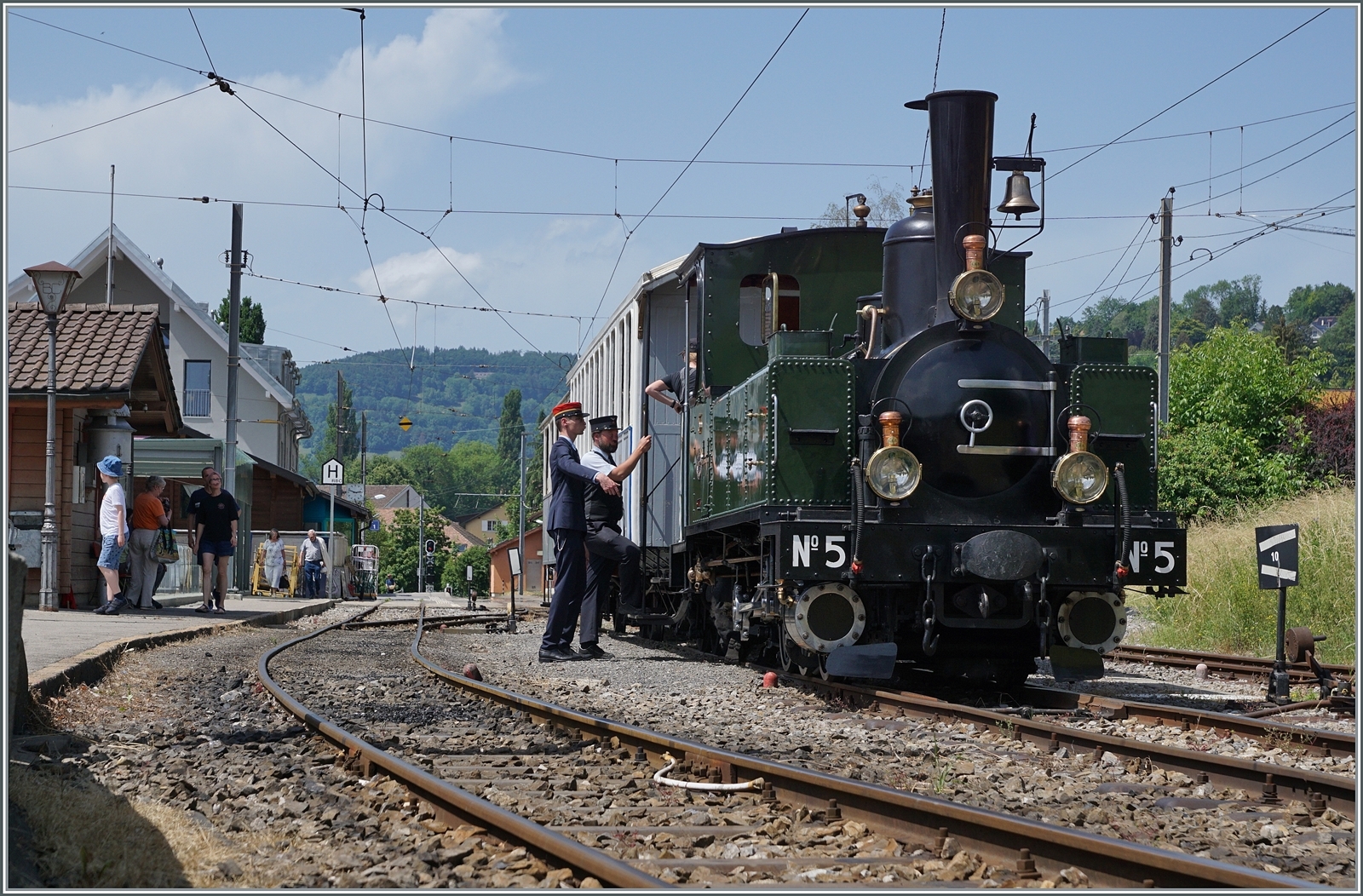 Die LEB G 3/3 N° 5 der Blonay-Chamby Bahn steht in Blonay und erhält Instruktionen zum Betriebsalauf und der baldigen Abfahrt.

4. Juni 2022