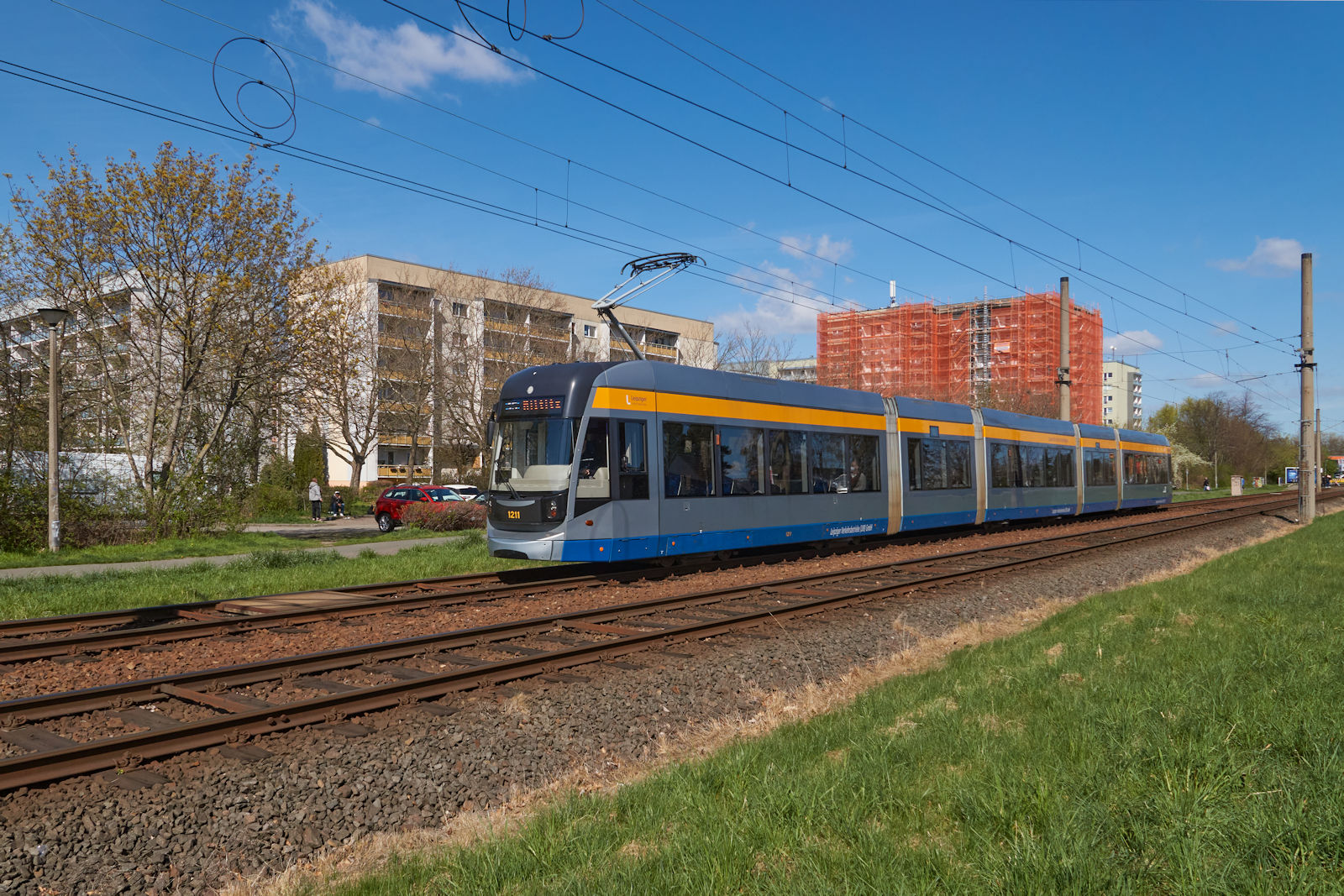 Die Leipziger Linie 15 ist fest in der Hand der NGT12. Am 16.04.2022 war Wagen 1211 aus der ersten Bauserie auf dem Weg in Richtung Miltiz und hatte gerade die Haltestelle Kiewer Straße im Neubaugebiet Grünau verlassen.