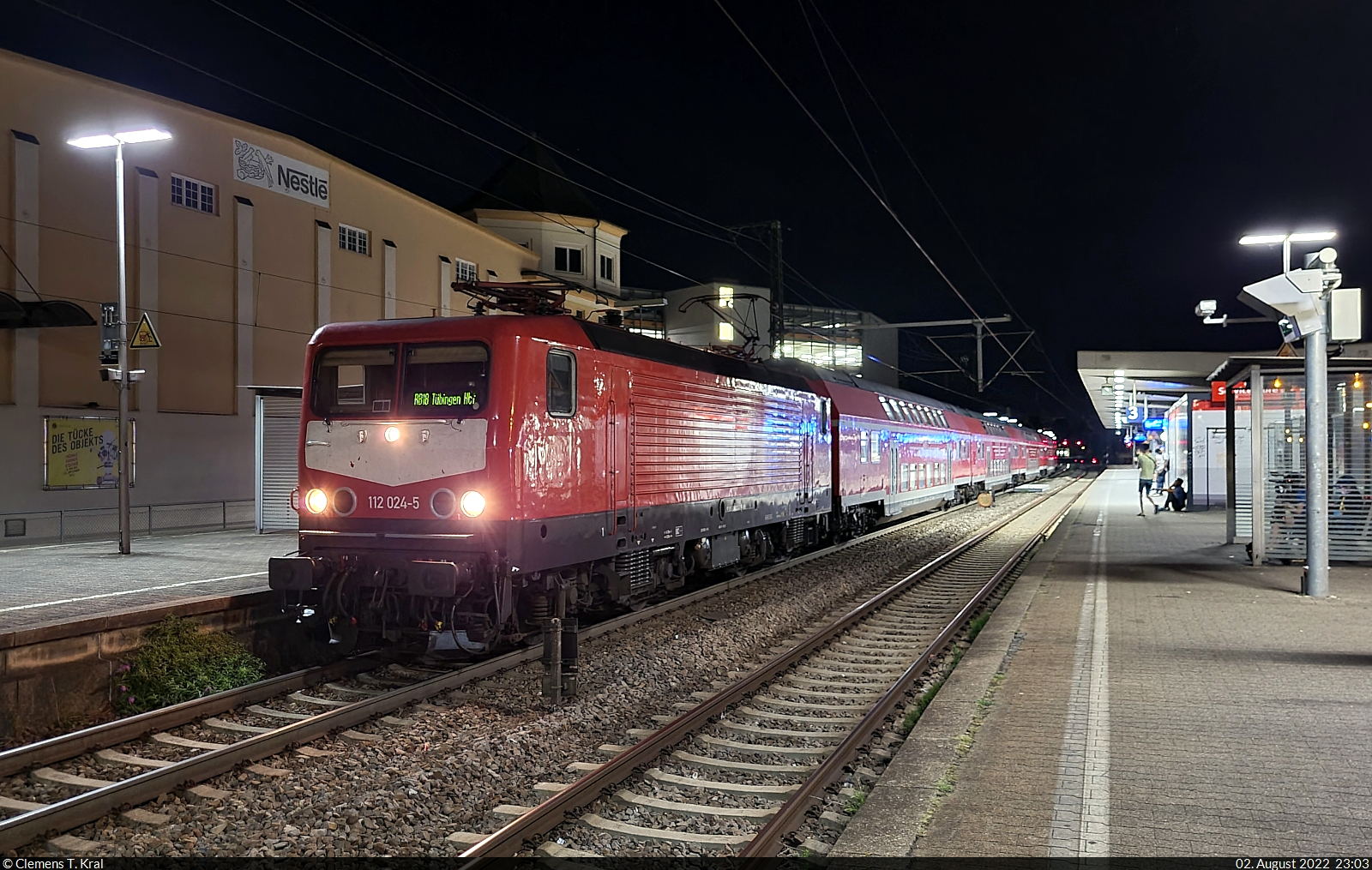 Die letzte Runde des Tages:
114 024-3 (112 024-5) beim spätabendlichen Halt im Bahnhof Ludwigsburg auf Gleis 4.

🧰 Wedler Franz Logistik GmbH & Co. KG (WFL) für die SWEG Bahn Stuttgart GmbH (SBS)
🚝 RB 29099 (RB18) Heilbronn Hbf–Tübingen Hbf
🕓 2.8.2022 | 23:03 Uhr
