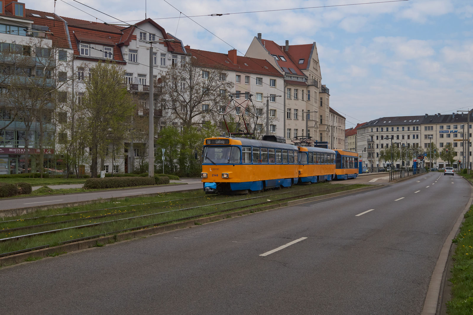 Die Linie 16 gehörte ebenfalls zu den Einsatzlinien der Tatragroßzüge mit Niederflurbeiwagen. Ein Zug mit T4D-M 2148 an der Spitze verließ am 24.04.2022 die Haltestelle Chausseehaus in Richtung Lößnig (Fotoveranstaltung).