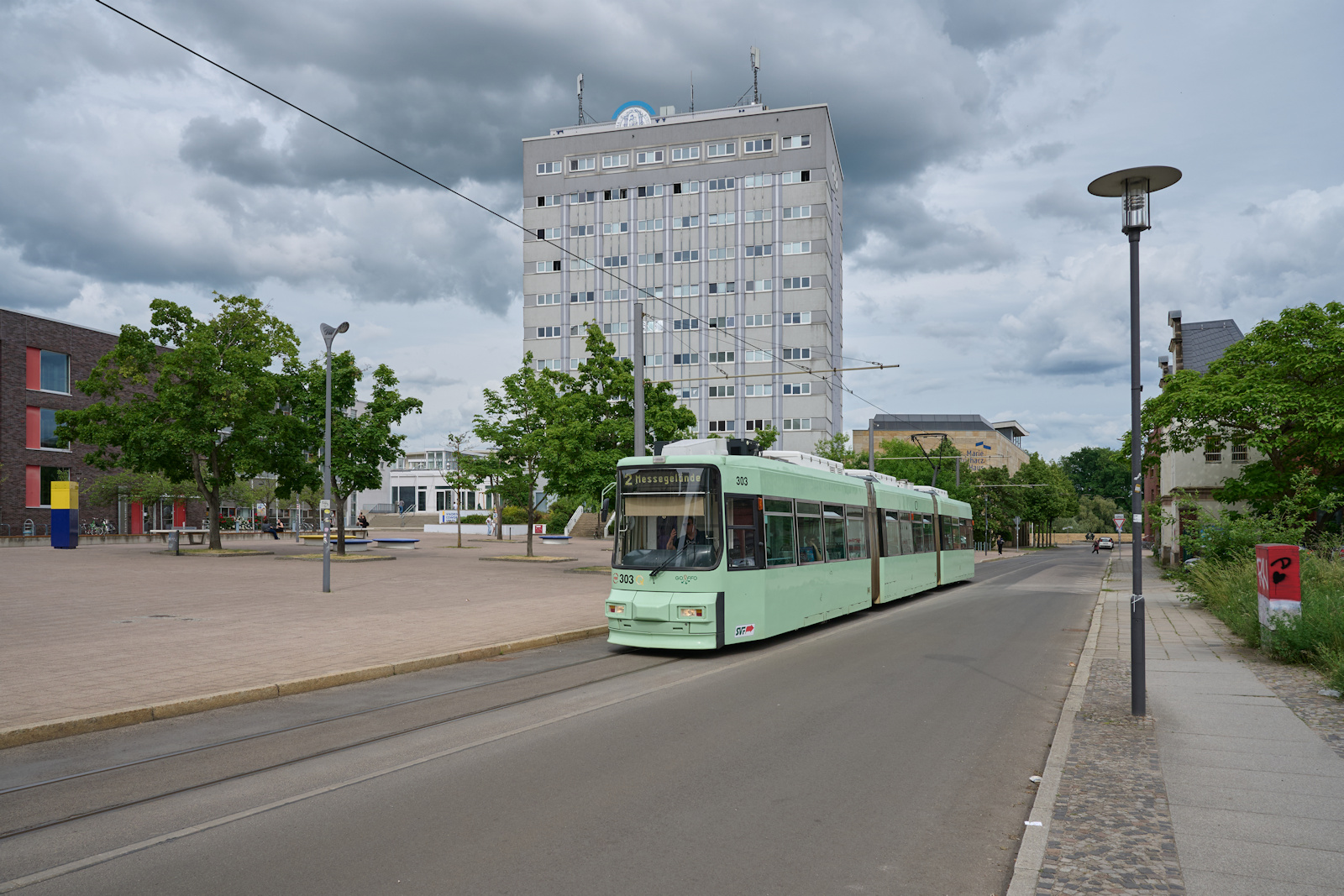 Die Linien 2 und 3 der Frankfurter Stra�enbahn enden direkt an der Viadrina. Am 04.06.2026 hat sich GT6M 303 auf Linie 2 auf den Weg in Richtung Messegel�nde gemacht.