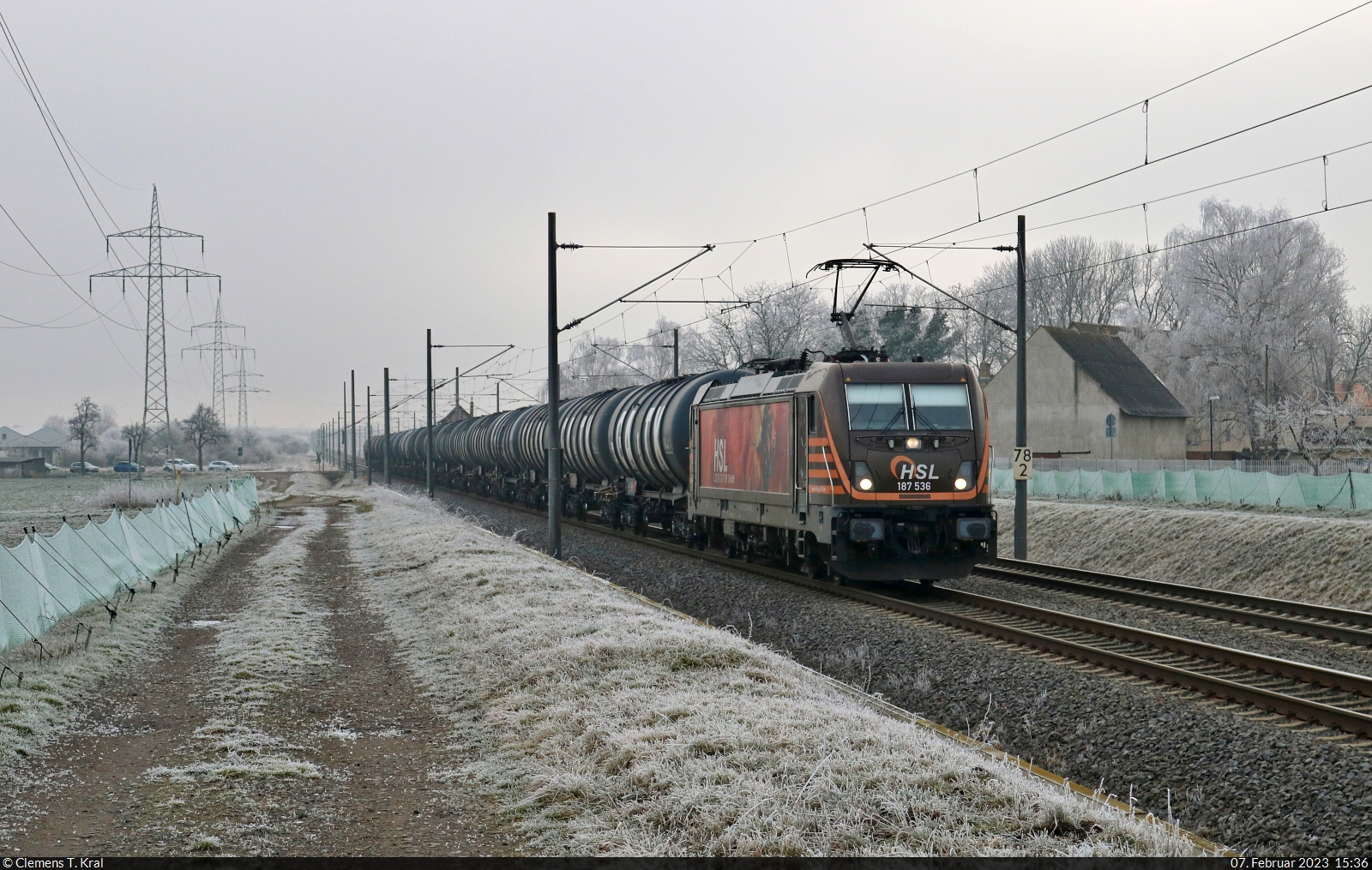 Die Löwen-Lok 187 536-8 wurde mit Kesselwagen Richtung Köthen in Braschwitz erlegt.

🧰 HSL Logistik GmbH (HSL)
🕓 7.2.2023 | 15:36 Uhr