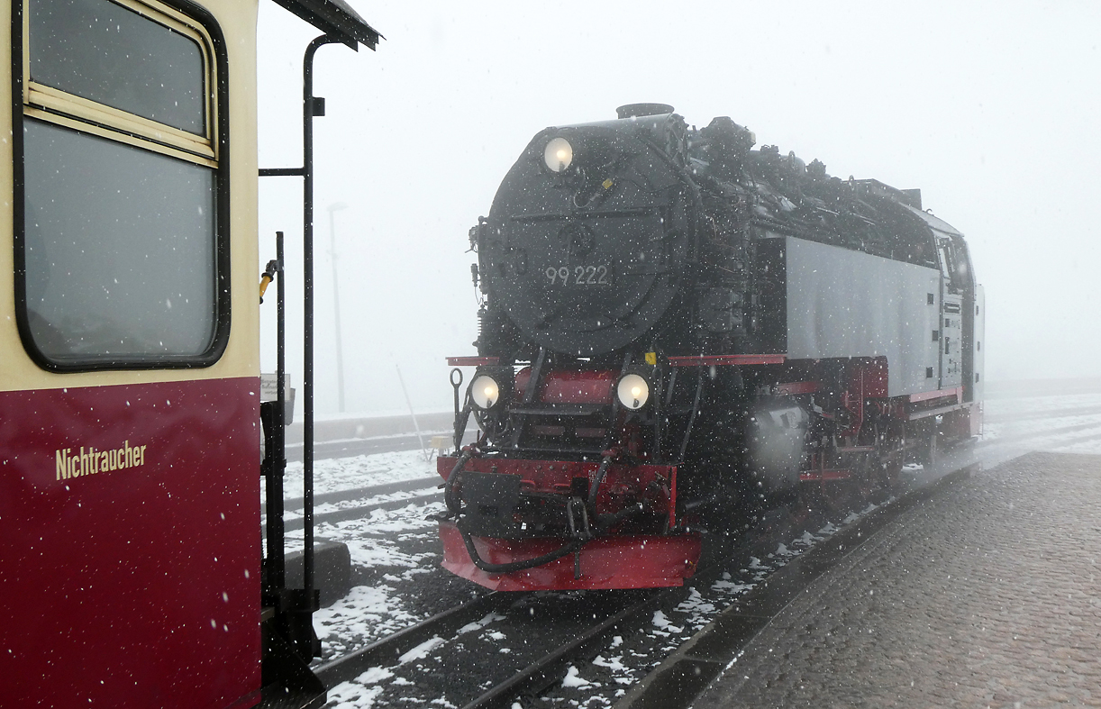 Die Lok fährt im Schneetreiben an die Wagen an, um dann für die Talfahrt bereit zu sein. Brocken, 17.4.2024