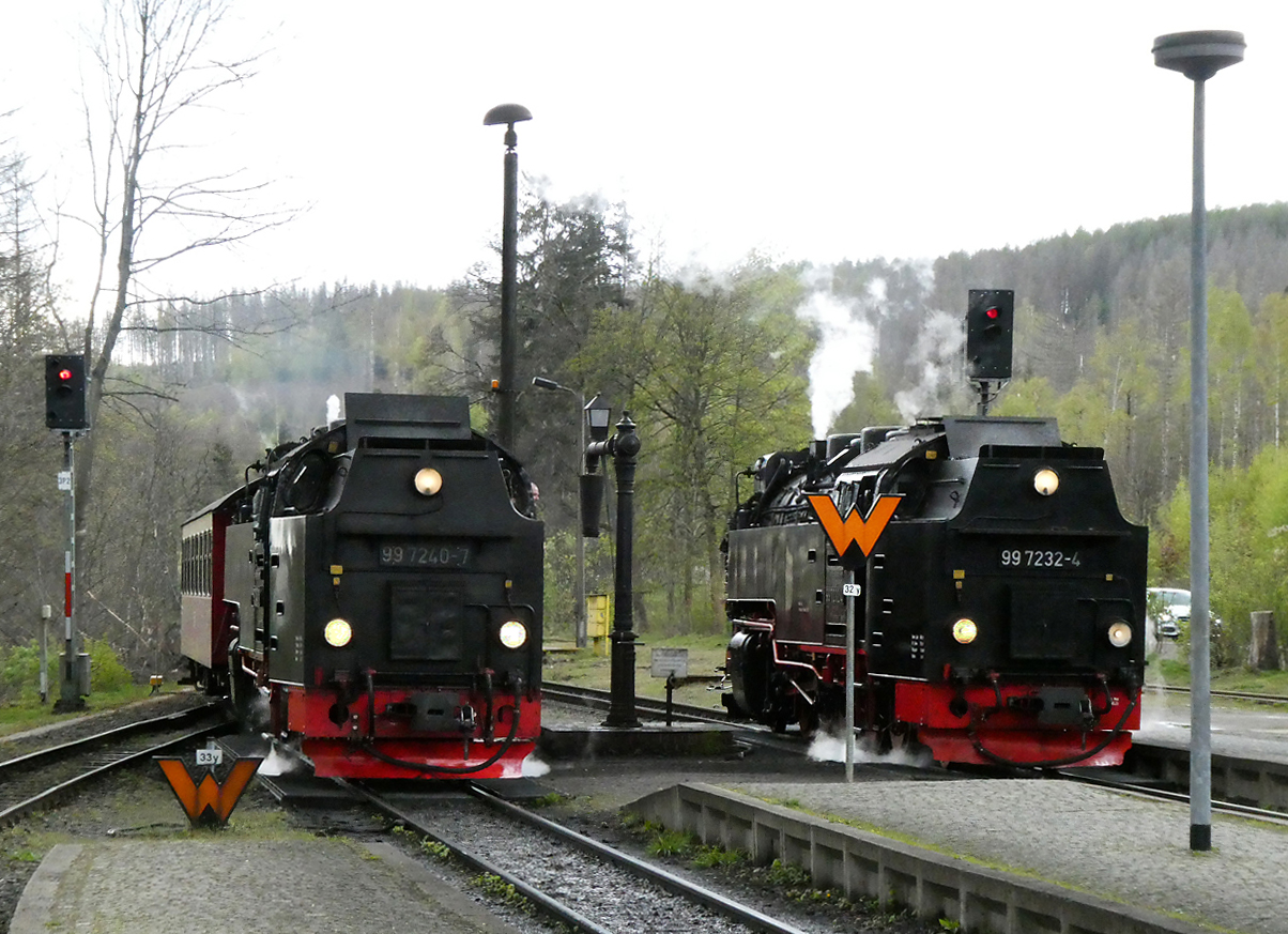 Die Lok rechts hat ihr Wasser gefasst, links fährt der Dampfzug von Eisfelder Talmühle ein.  Drei Annen Hohne, 17.4.2024