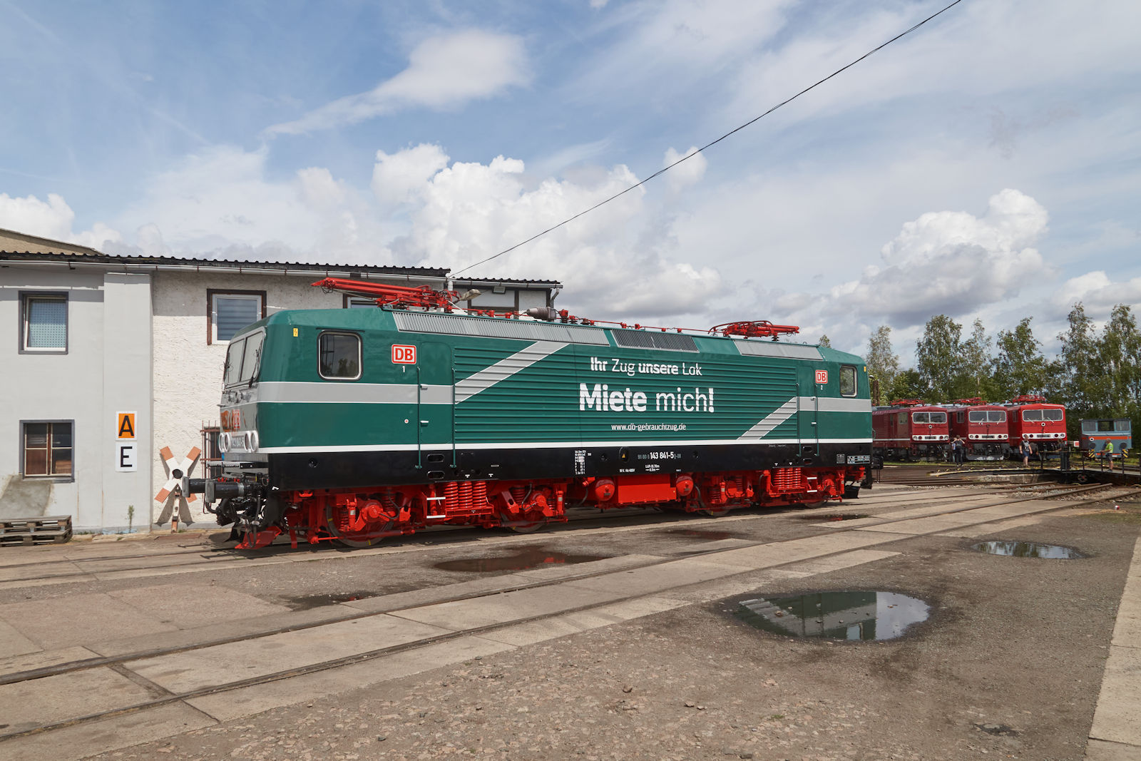 Die Loks der BR 143 von DB Gebrauchtzug fallen durch besondere Lackierungen auf. 143 841 trägt seit Sommer 2023 eine Lackierung in Grün. Beim Sommerfest des Thüringer Eisenbahn Vereins wurde sie präsentiert.
