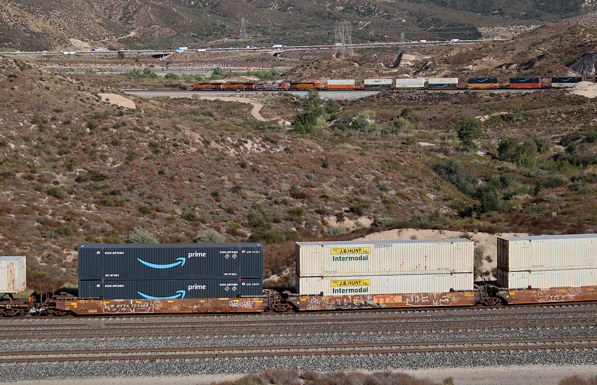 Die Loks dieses Containerzuges haben die Sullivan's Curve bereits passiert (rechts ausserhalb des Bildes) und fahren auf die nächste 180-Grad-Kurve (links ausserhalb des Fotos) zu. Cajon Pass, CA, 22.9.2022