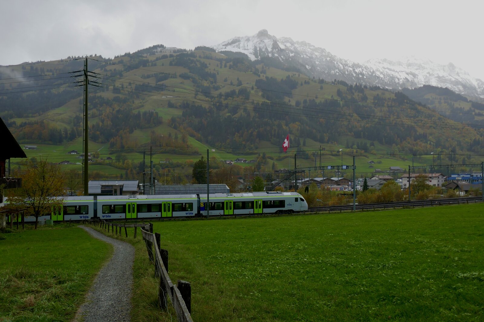 Die MIKA RABe 528 208 (Übernahme 24.11.23) für die BLS am 5.11.23 in Frutigen abgestellt.