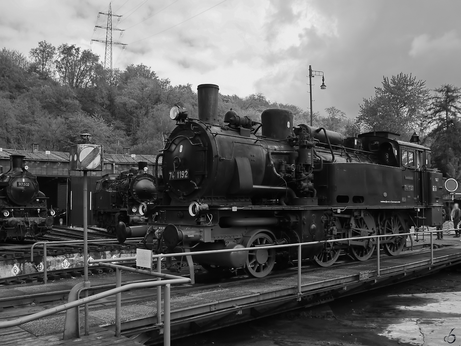 Die Mitte April 2026 auf der Drehscheibe des Eisenbahnmuseums in Bochum pr�sentierte Dampflokomotive 74 1192 wurde 1915 in der Maschinenfabrik Hohenzollern hergestellt.