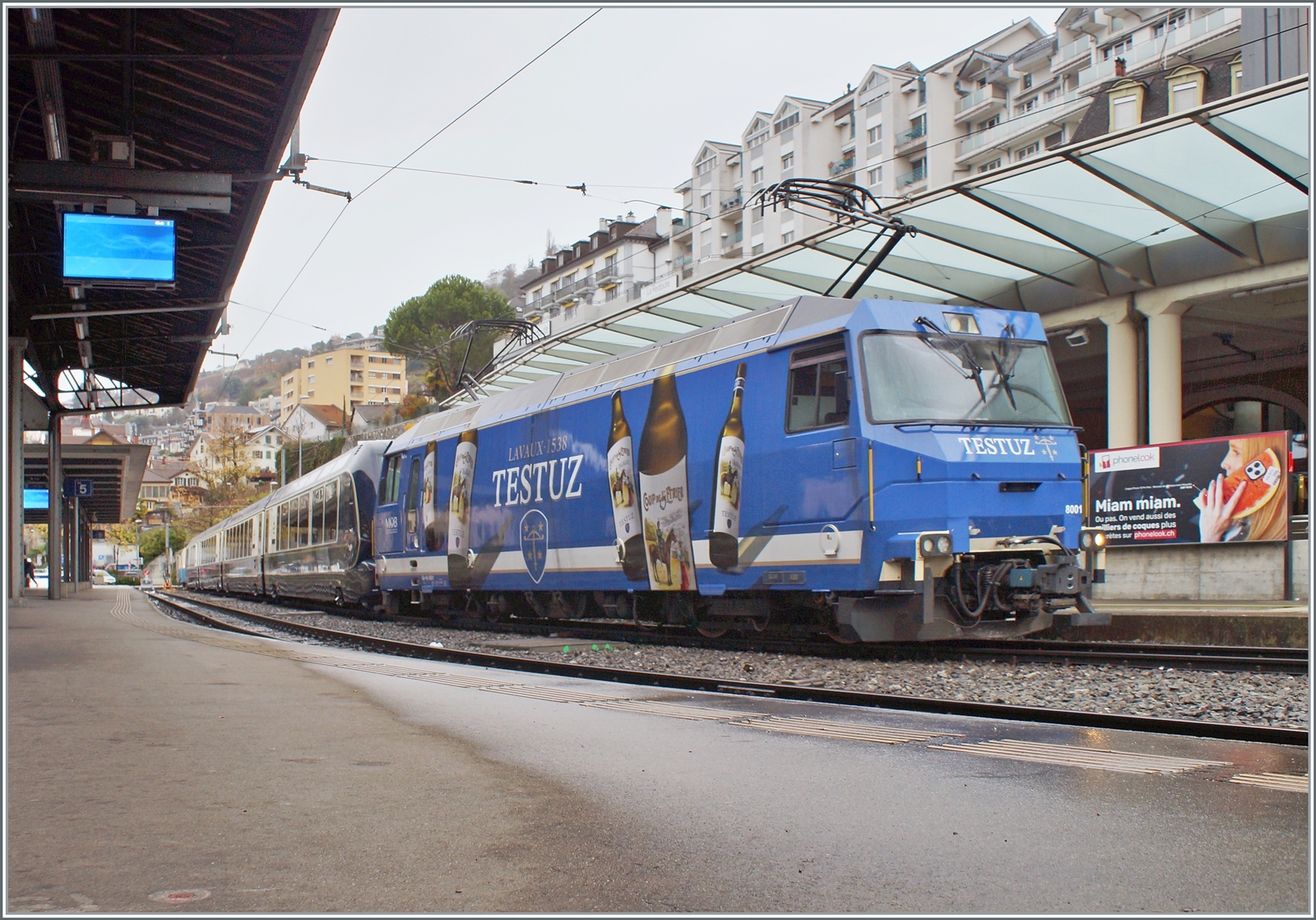 Die MOB Ge 4/4 8001 in fast traditionellem MOB Blau wartet mit ihrem GPX (GoldenPassExpress) in Montreux gut zwei Tage zu früh auf die Abfahrt nach Interlaken Ost.

9. Dezember 2022