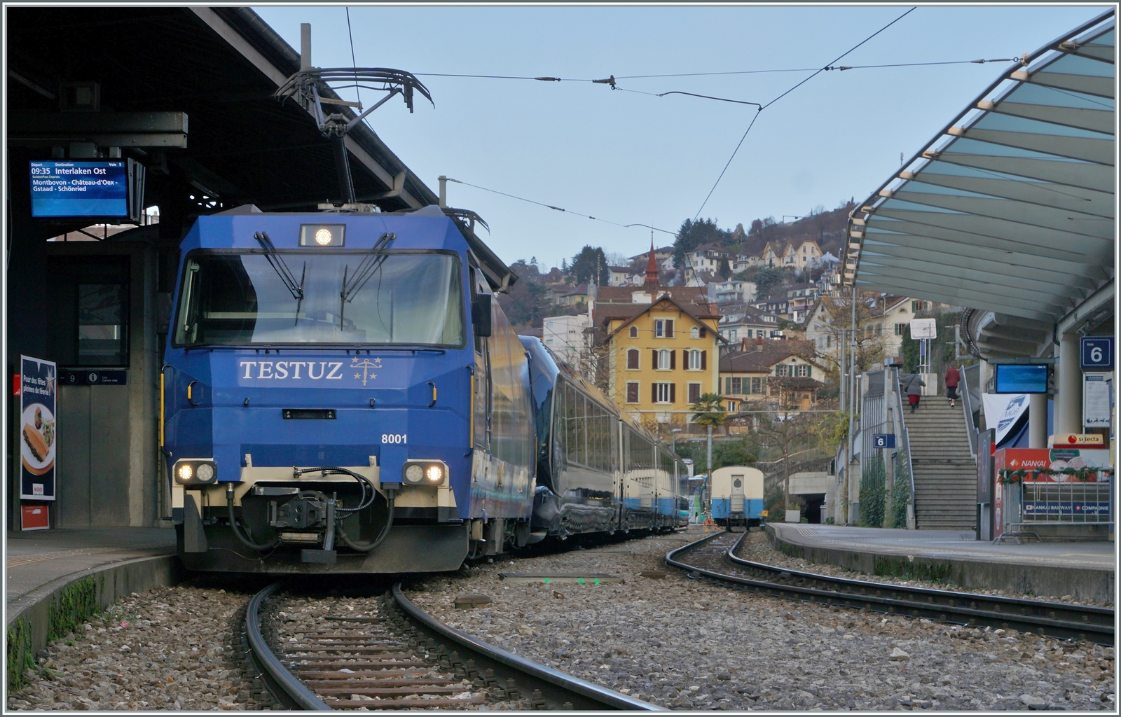 Die MOB Ge 4/4 8001 wartet mit den Spurwechselwagen Classe Prestige und 2. Klasse (96 85 8300 184-5 CH-MOB), dem 2. Klasse Wagen 96 85 8300 284-3 CH-MOB) dem 1. Klasse Wagen 96 85 8300 194-4 CH-MOB), dem Schlusswagen mit 1. Klasse und Classe Prestige (96 85 8300 184-5 CH-MOB) als GPX GoldenPass Express 4068 in Montreux auf die Abfahrt nach Interlaken Ost. 

Wie aus den Wagenreihung hervorgeht, führt der Zug keinen Speisewagen. Besonders in der Classe Prestige und auch in der 1. Klasse regionale Köstlichkeiten am Platz serviert, wie z.B. Wein, Käse und Kaviar 
Kaviar? 
Nun, allem Anschein nach stammt der Kaviar aus Frutigen, und das ist ja praktisch im Einzugsgebiet des GPX...

11. Dezember 2022 