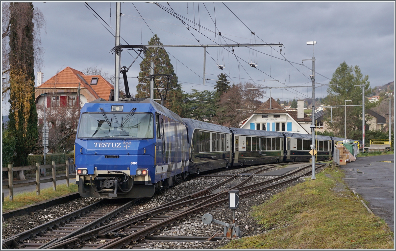 Die MOB  Ge 4/4 8001 fährt mit ihrem  GoldenPass Express 4065 von Interlaken Ost nach Montreux in Fontanivent durch und ist somit schon fast am Ziel ihrer Reise.

22. Dezember 2022