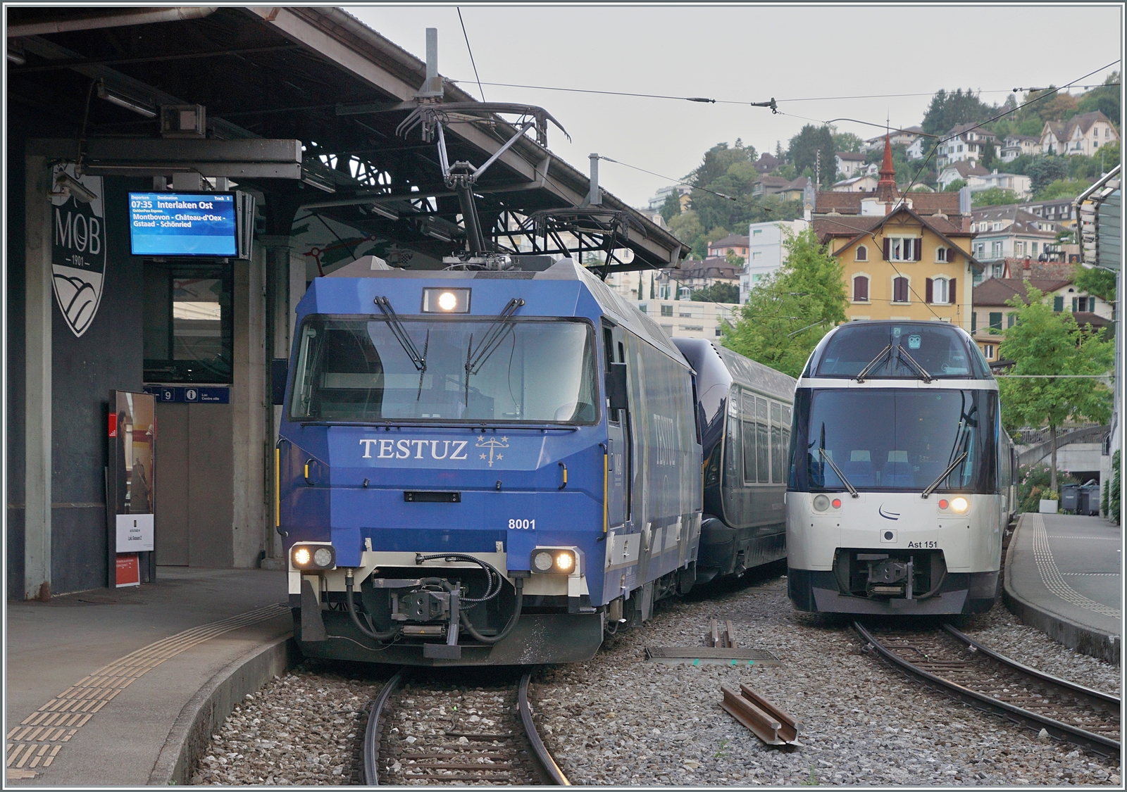 Die MOB Ge 4/4 8001 wartet mit dem Golden Pass Express GPX 4064 in Montreux auf die Abfahrt nach Interlaken Ost. Rechts im Bild ist der Ast 151 des aus Zweisimmen angekommen Regionalzuges zu sehen. 

24. August 2023
