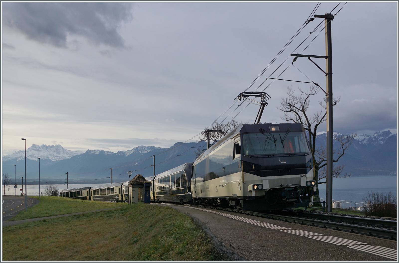 Die MOB Ge 4/4 8002 ist mit dem GoldenPass Express 4068 von Montreux nach Interlaken bei Châtelard VD unterwegs. Im Hintergrund links im Bild die  Dents de Midi . 

26. Dezember 2022