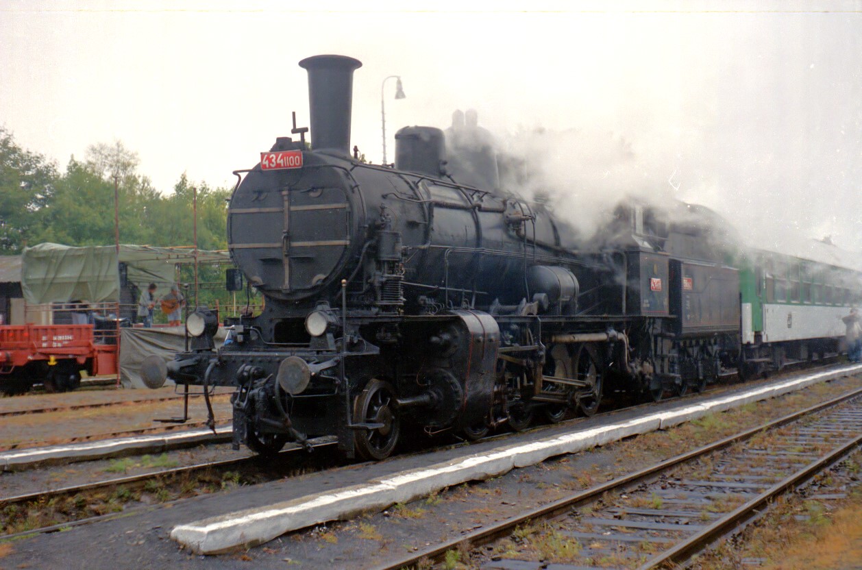 Die Museumslokomotive 434.1100 hatte im Jahr 2003 einen Sonderzug von Chomutov nach Křimov gebracht. Die Bergfahrt, besonders die Anfahrt in Domina, habe ich auf der kurven- und steigungsreichen Bergstrecke als eindrucksvoll in Erinnerung  