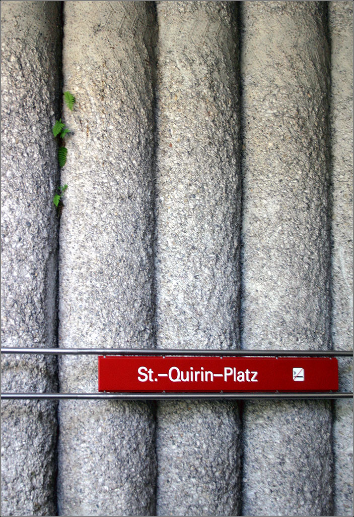 Die Natur hat es geschafft - 

Ein klein wenig Grünes wächst aus der Bohrpfahlwand am U-Bahn St.-Quirin-Platz.

05.09.2005 (M)