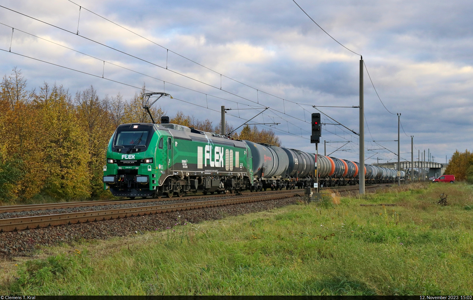 Die neue 159 253-4 (Stadler Eurodual) ging bei Spergau mit Kesselwagen Richtung Merseburg Hbf ins Netz.

🧰 European Loc Pool AG (ELP), vermietet an Flex Bahndienstleistungen GmbH
🕓 12.11.2023 | 15:02 Uhr