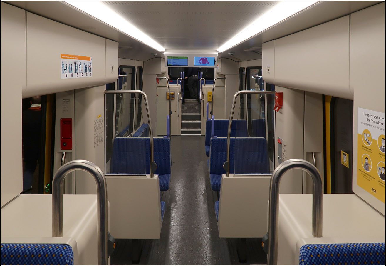 Die neue 'Zacke:' Der Innenraum - 

Vertraut sind die Sitze und die violetten Halteschlaufen, der Raumeindruck ist ein ganz anderer, durch den Niederflurbereich. Zu den erhöhten Bereichen über den Drehgestellen führen recht schmale Stufen. Insgesamt wirkt der Raum weniger 'aufgeräumt' als beim Vorgänger.

17.12.2022 (M)