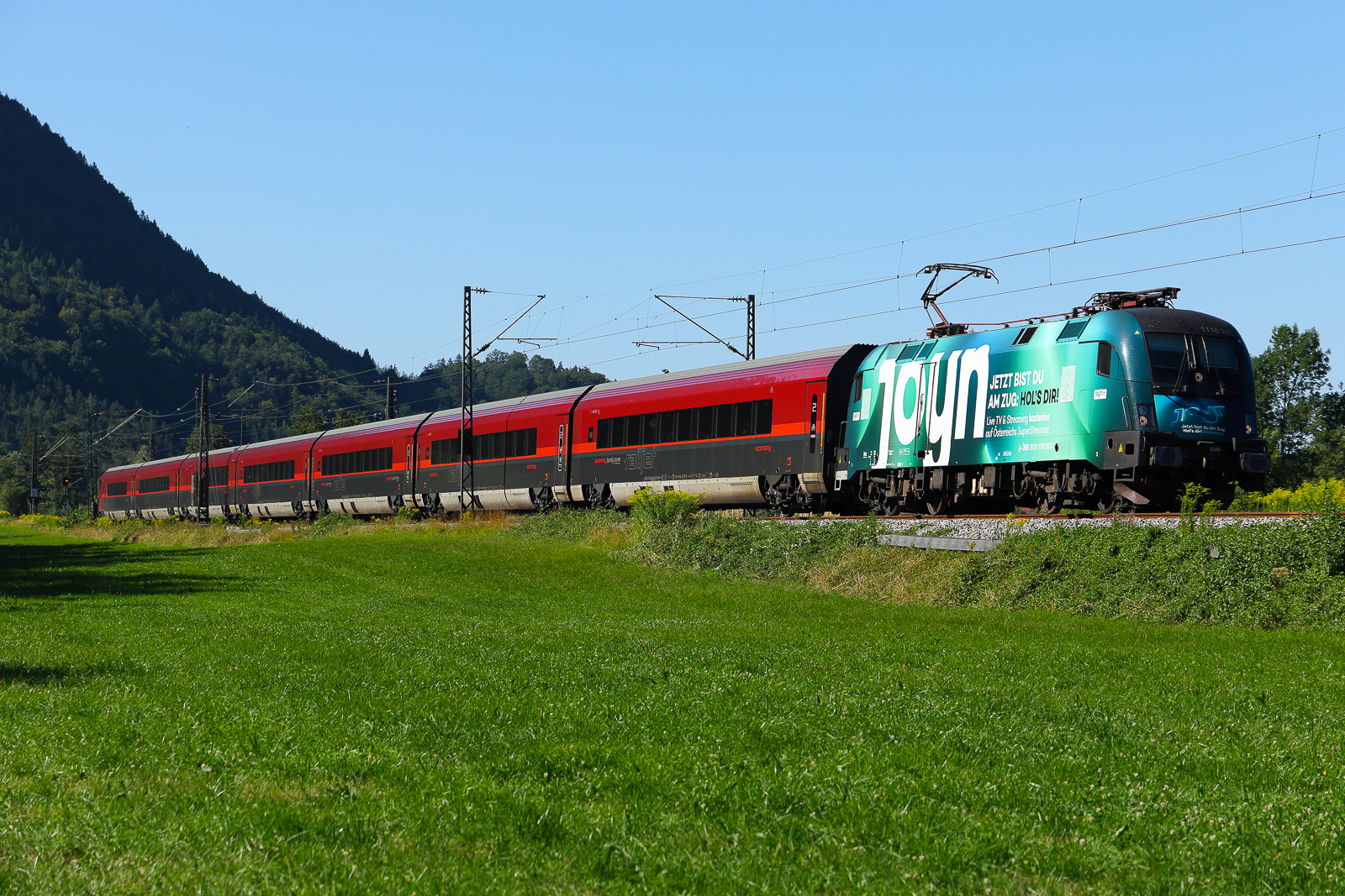 Die neueste ÖBB-Werbelok ist die 1116 243 und wirbt für den Streaminganbieter Joyn. Am 13. August 2026 bei Niederaudorf.