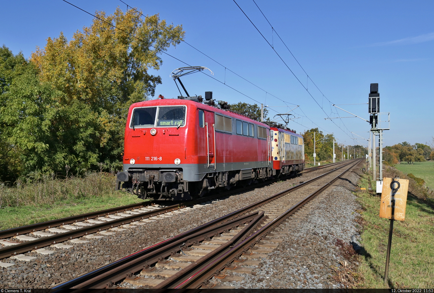 Die noch nicht gepunktete 111 216-8 fährt im Tandem mit 111 057-6 durch Schkopau Richtung Merseburg Hbf.
Aufgenommen vom Saaleradweg.

🧰 smart rail GmbH
🕓 12.10.2022 | 11:53 Uhr