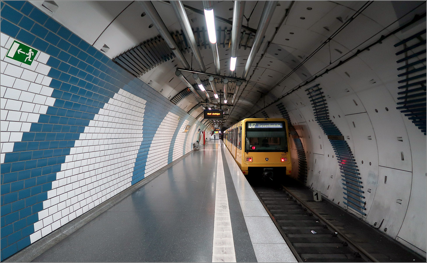 Die Nordstecke der Essener Stadtbahn - 

Am Bahnhof Karlsplatz endet die Linie U17, während die U11 bis nach Gelsenkirchen-Horst weiterfährt.
Die Nordstrecke wurde im Schildvortrieb gebaut, einschließlich der Stationen. Weitgehend sind auch in der Haltestelle die Betontübbings sichtbar, nur im Bereich der Bahnsteige wurden diese verkleidet. Insgesamt hat die Nordstrecke sechs Röhrenstationen in Folge, was es sonst in Deutschland nicht gibt und an die Londoner Tube erinnert.

22.08.2023 (M)

