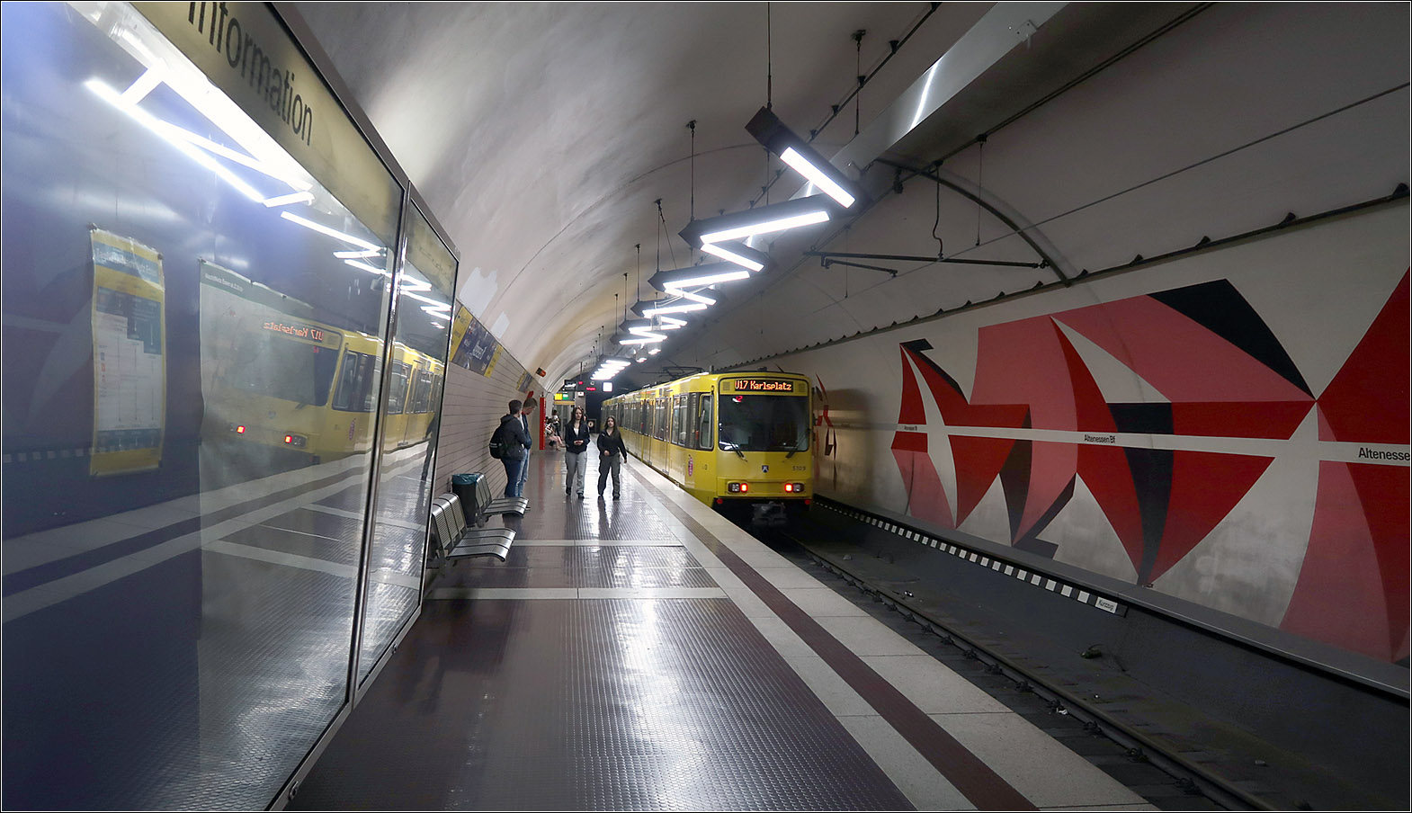 Die Nordstrecke der Essener Stadtbahn - 

Die seit 1981 an der Universität Essen endende Stadtbahnstrecke wurde 1998 in einem ersten Abschnitt um drei Stationen bis zum Bahnhof Altenessen verlängert. Wie die Station Altenessen Bahnhof (Aufnahme) wurden auch die beiden anderen Stationen und die Strecke unterirdisch gebaut. Am Bahnhof Altenessen endet die Straßenbahnlinie 108. Es war zeitweise angedacht die Straßenbahn hier in den Tunnel einzuführen um auf dem oberirdischen Abschnitt bis Gelsenkirchen-Horst weiter mit Straßenbahnen betreiben zu können. Im Tunnel hätte dann wie bei der Südstrecke dreischienige Gleis angelegt werden müssen. Letztlich wurde  aber entschieden die oberirdische Strecke umzuspuren und mit Stadtbahnwagen zu betreiben.

22.08.2023 (M)