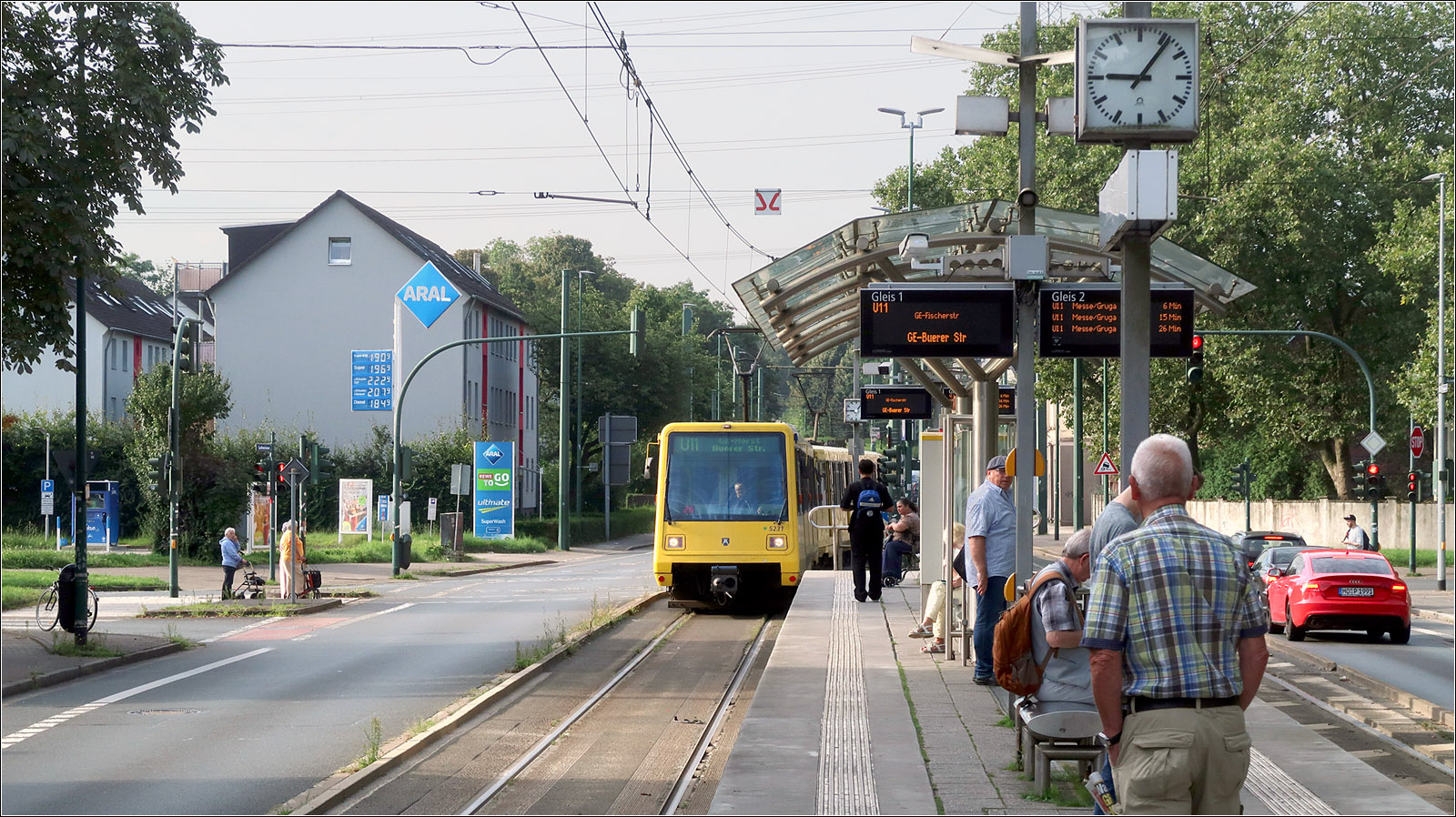 Die Nordstrecke der Essener Stadtbahn - 

Die Haltestellen entlang der oberirdischen Umrüstungsstrecke wurden mit Hochbahnsteigen versehen. 
Hier erreicht ein Zug auf der Linie U11 die Haltestelle Arenbergstraße.

22.08.2023 (M)

 