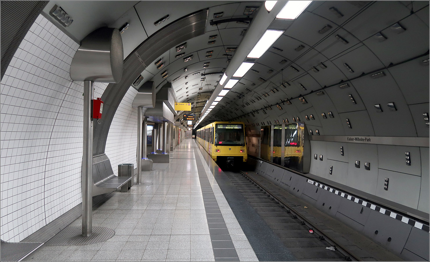 Die Nordstrecke der Stadtbahn Essen - 

2001 wurde dann das zweite Teilstück des insgesamt ca. 4,5 km langen Nordstreckentunnels bis zu einer Rampe an der Haltestelle Schichtstraße fertiggestellt mit anschließender oberirdischer Umrüstungsstrecke (Umbau auf Normalspur, Hochbahnsteige) bis zur Haltestelle Fischerstraße.
Im Bild der U-Bahnhof Kaiser-Wilhelm-Park.

22.08.2023 (M)