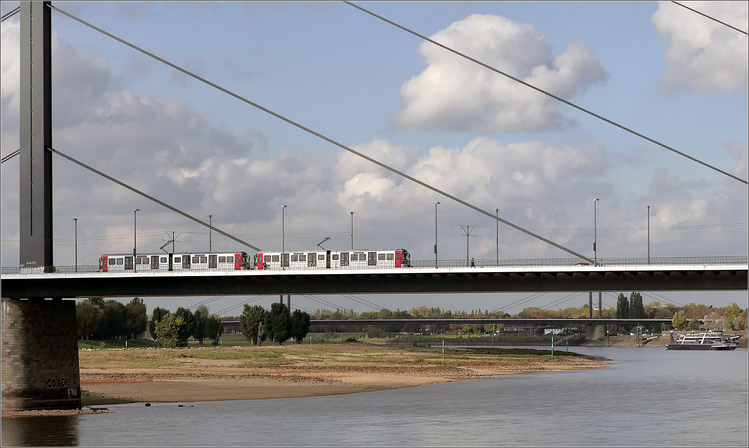 Die Oberkasseler Br�cke - 

... in D�sseldorf mit einem Stadtbahnzug gebildet aus zwei HF6-Wagen.

12.10.2026 (M)