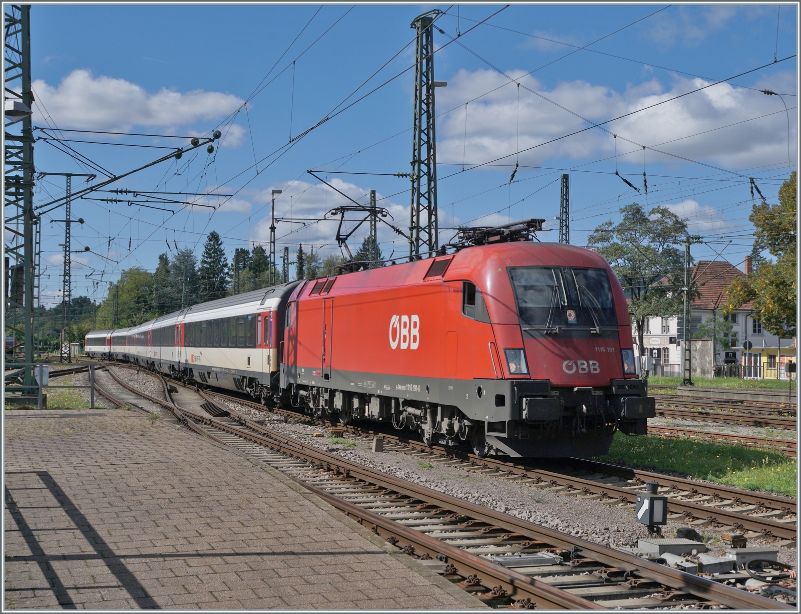 Die ÖBB 1116 191 erreicht mit ihrem IC von Stuttgart nach Zürich den Bahnhof Singen, wo er Zug von der SBB übernommen werden wird.

19. September 2022