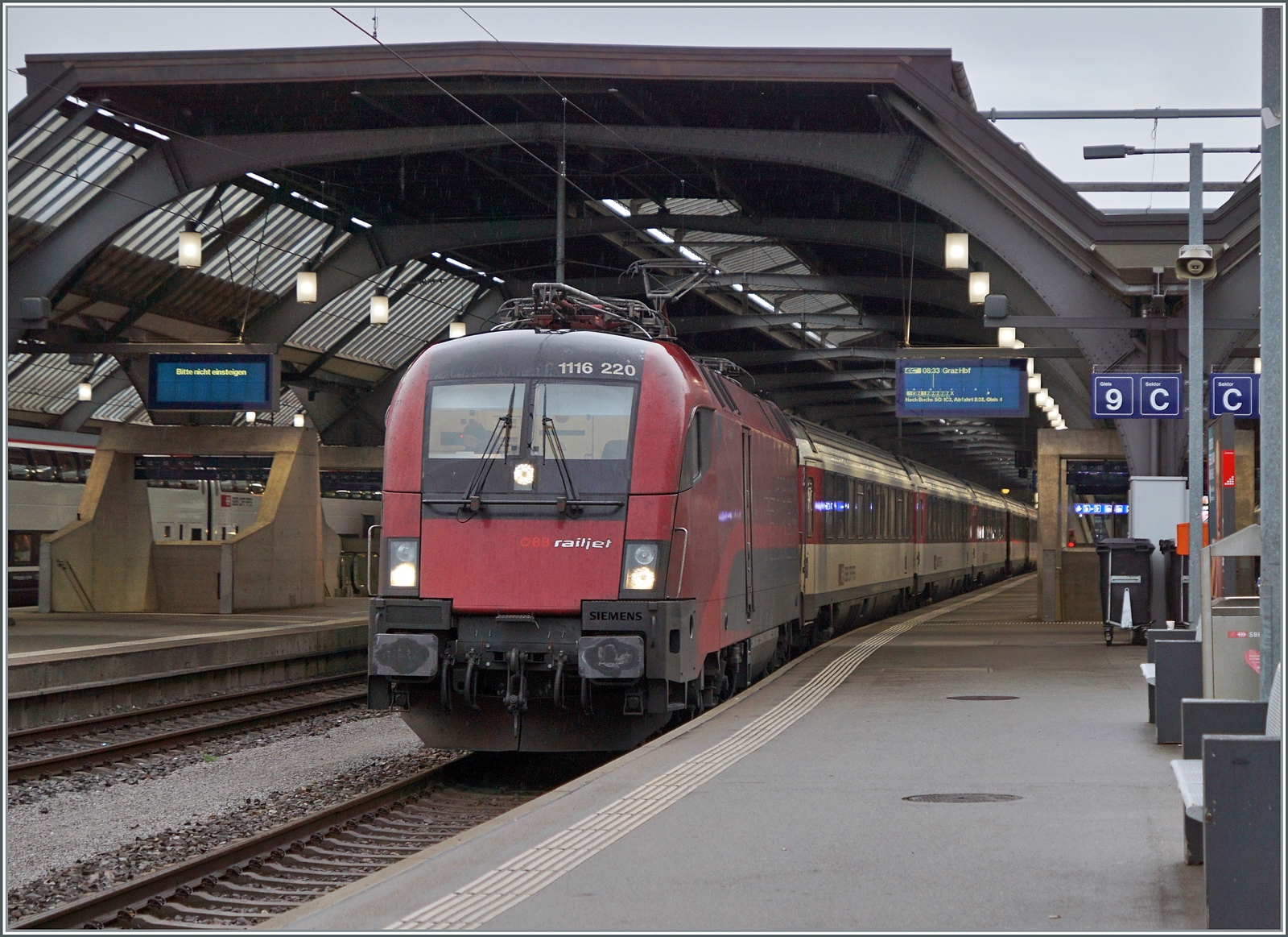Die ÖBB 1116 220 stellt in Zürich den EuroCity  Transalpin  mit der Zugsnummer EC 19793 nach Graz bereit. Zwar sind ÖBB Lokomotiven in Zürich HB keine Seltenheit, aber sie kommen jeweils mit RJ-Garnituren nach Zürich. Eine ÖBB 1116 vor SBB Wagen hingegen stellt schon die Ausnahme dar. Der Zug ist aus drei SBB B, eine SBB A einem ÖBB WR, einem ÖBB A und einem ÖBB (B)D formiert, wenn meine Erinnerung stimmen. Da dieses Bild beim Umsteigen entstand, hatte ich nicht die Zeit, mir den ganzen Zug in Ruhe anzusehen. Der EC 19793  Transalpin  hat infolge Bauarbeiten den ungewohnten Laufweg Zürich (ab 8:33) - Bregenz - München - Salzburg - Schwarzach St. Veit Bischofshofen - Leoben - Graz (an 21:32) und wird somit  12 Stunden und 59 Minuten unterwegs sein. Wo die ÖBB 1116 220 den Zug verlassen wird und durch eine andere Lok ersetzt wird, können mir vielleicht die Fotografenkollegen aus Österreich verraten.

19. Okt. 2023