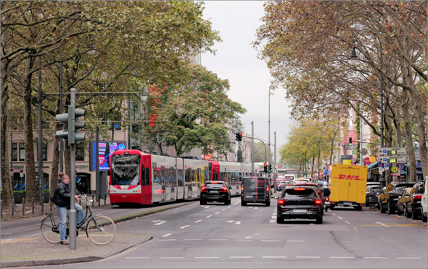Die Ost-West-Strecke in der Innenstadt von K�ln - 

Im Bereich der Haltestellen Rudolfplatz und Moltkestra�e fahren die Bahnen je Fahrtrichtung durch parallele Stra�enz�ge.  In Richtung Osten durch die Richard-Wagner-Stra�e, nach Westen in der Aachener Stra�e.

Hier hat eine K4500-Doppeltraktion der Linie 1 nach dem Halt am Rudolfsplatz verlassen und den Habsburgring gequert und wird bis kurz vor seiner Endstation der langen Aachener Stra�e folgen.

13.10.2026 (M)