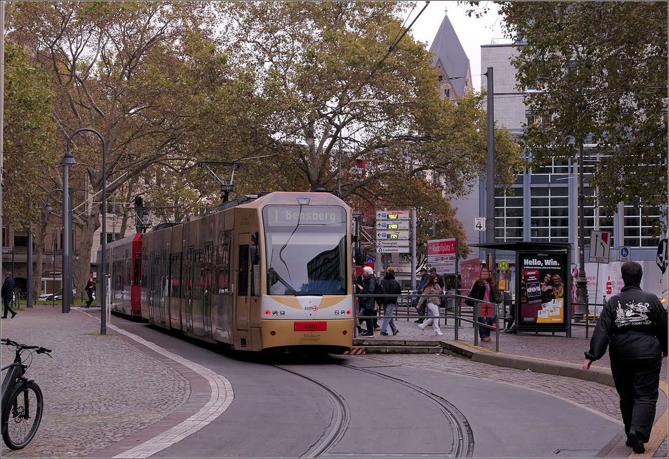 Die Ost-West-Strecke in der Innenstadt von K�ln - 

Flexity Swift 4528 + x als Linie 1 nach Bensberg in der Haltestelle Rudolfplatz Fahrtrichtung Osten. Dieser Haltestellenteil liegt in der Pilgrimstra�e. Unterirdisch kreuzt hier die zweite Stammstrecke der Niederflurlinien mit den Linien 6, 12 und 15.

13.10.2026 (M)